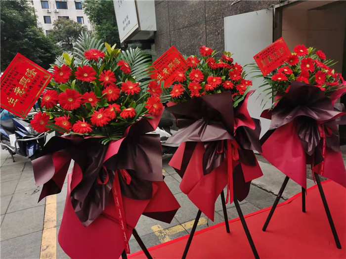 四川中青旅綿陽(yáng)分社、綿陽(yáng)市中旅假日旅行社、綿陽(yáng)自來(lái)文化傳播有限公司24H自助售貨服務(wù)盛大開(kāi)業(yè)